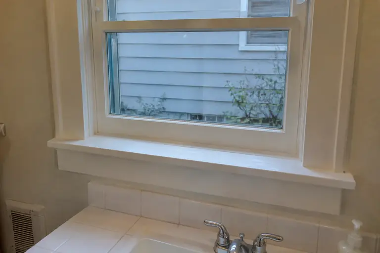 Window sill and frame mold cleaned, after: With window sill and frame fully cleaned and sealed, restoring a fresh and dry appearance.